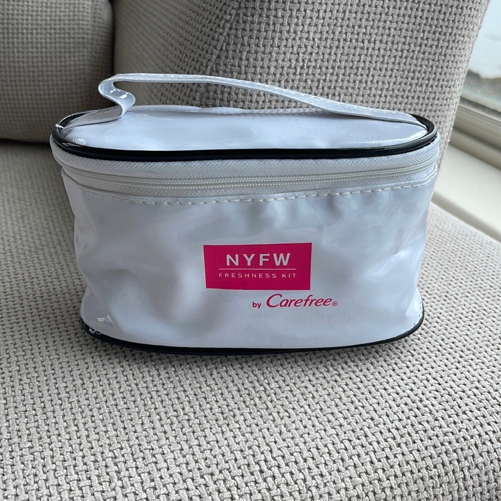 New York Fashion Week Cosmetic Case White/Black